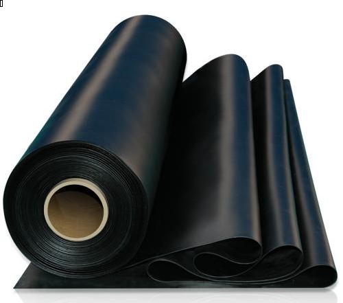 Zwarte plastiek om onder ringtank te leggen, 60 cm breed, rol van 50m